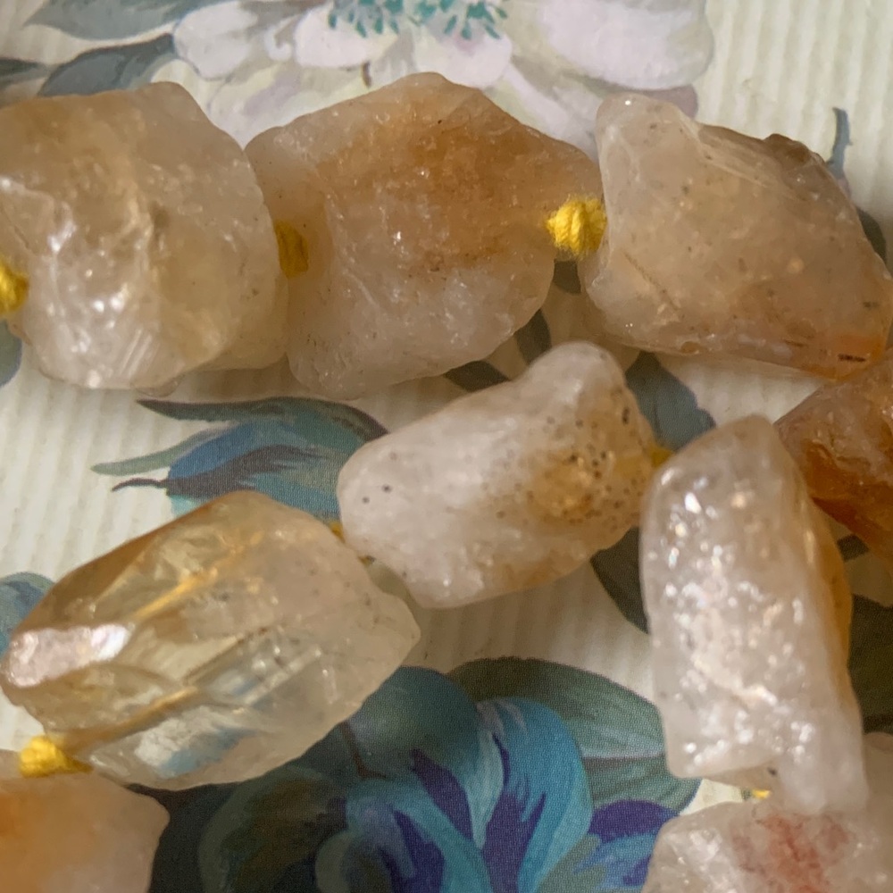 Elegant Gold-Toned Stone Necklace - Picture 5 of 6